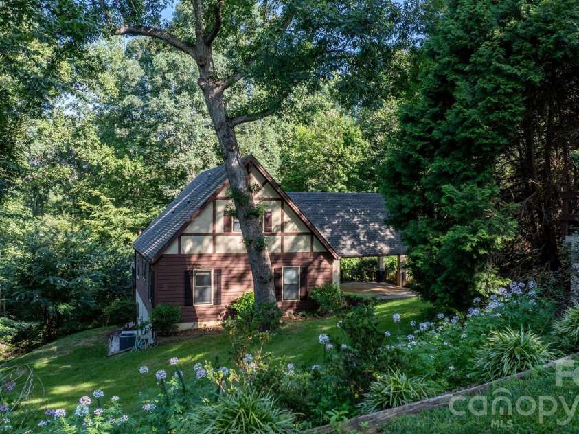 5562 Clearlake Drive, Hickory, NC 28601.  MLS# CAR4407359, YatesRealty ID 39711. 