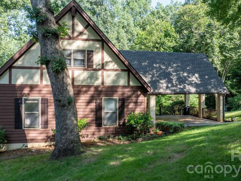 5562 Clearlake Drive, Hickory, NC 28601.  MLS# CAR4407359, YatesRealty ID 39711. 
