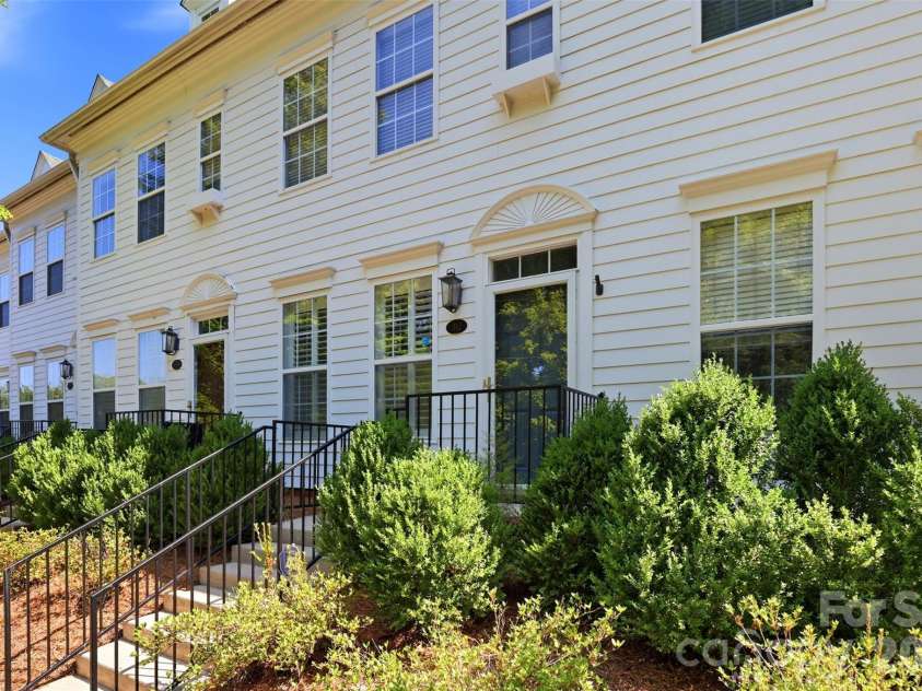 312 Park Square Place, Matthews, NC 28105.  MLS# CAR4407422, YatesRealty ID 39716. 