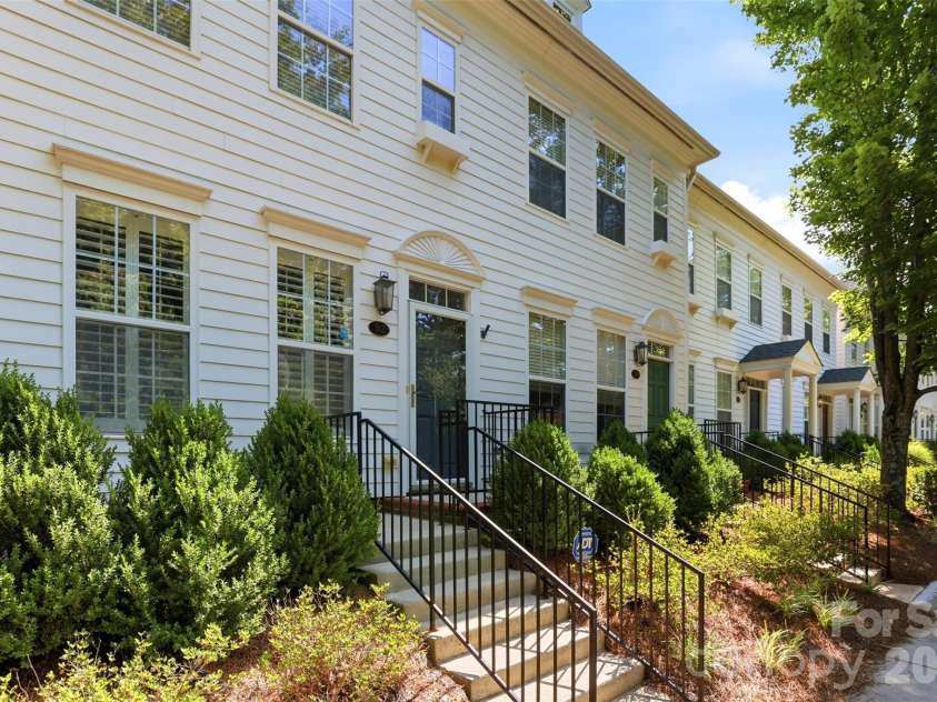 312 Park Square Place, Matthews, NC 28105.  MLS# CAR4407422, YatesRealty ID 39716. 