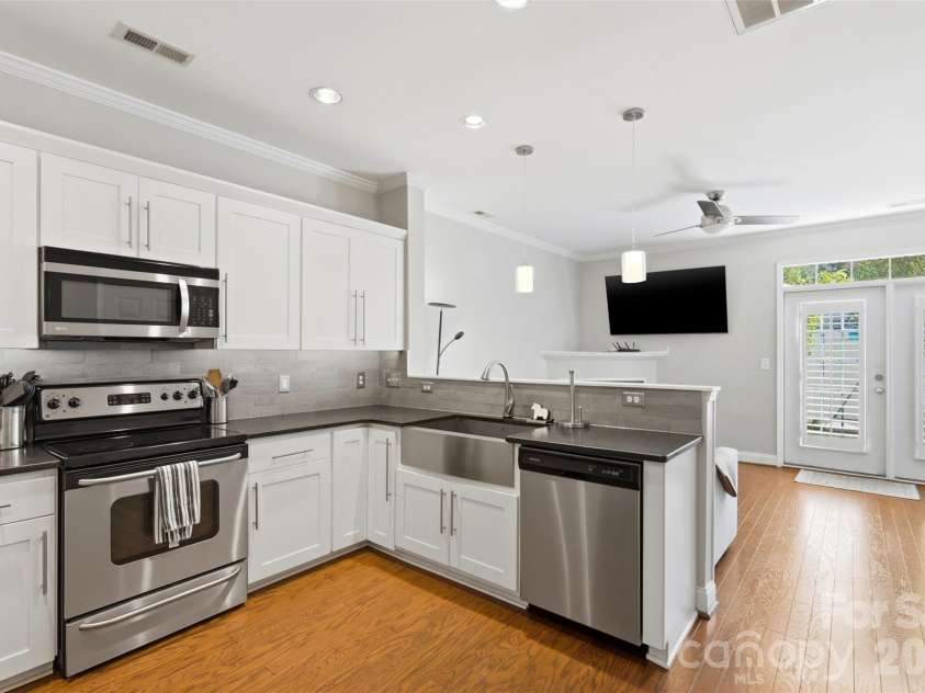 312 Park Square Place, Matthews, NC 28105.  MLS# CAR4407422, YatesRealty ID 39716. 