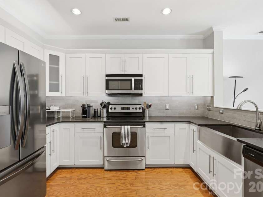 312 Park Square Place, Matthews, NC 28105.  MLS# CAR4407422, YatesRealty ID 39716. 
