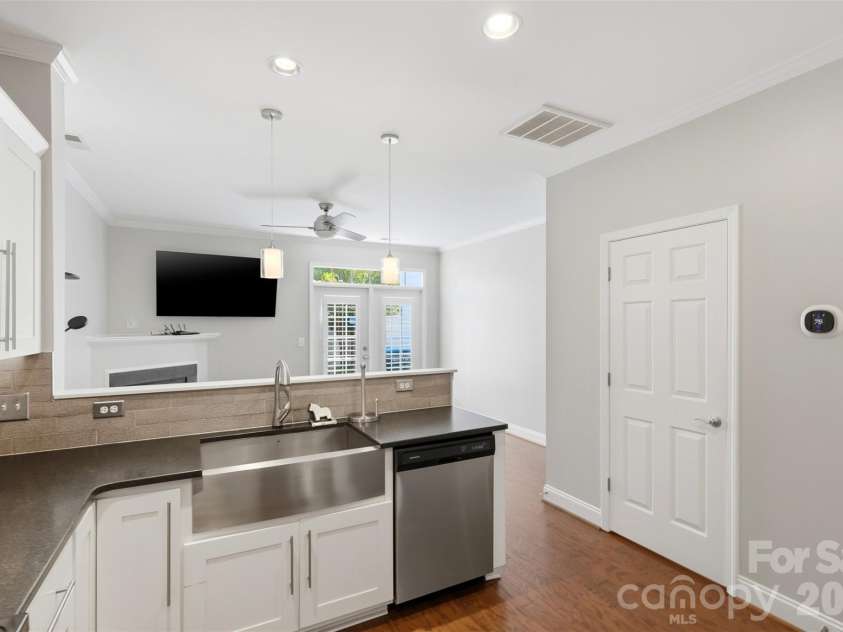 312 Park Square Place, Matthews, NC 28105.  MLS# CAR4407422, YatesRealty ID 39716. 