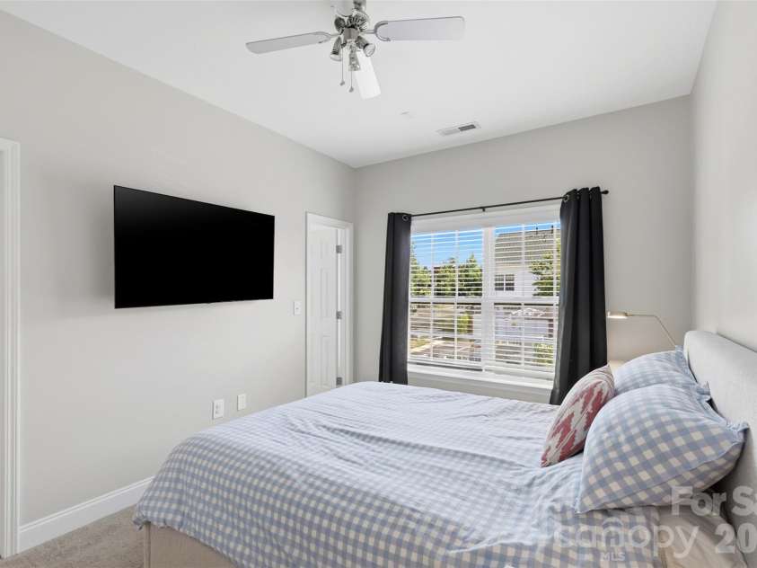 312 Park Square Place, Matthews, NC 28105.  MLS# CAR4407422, YatesRealty ID 39716. 