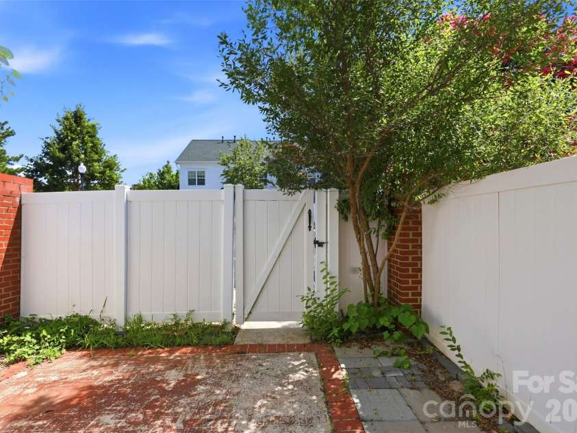 312 Park Square Place, Matthews, NC 28105.  MLS# CAR4407422, YatesRealty ID 39716. 