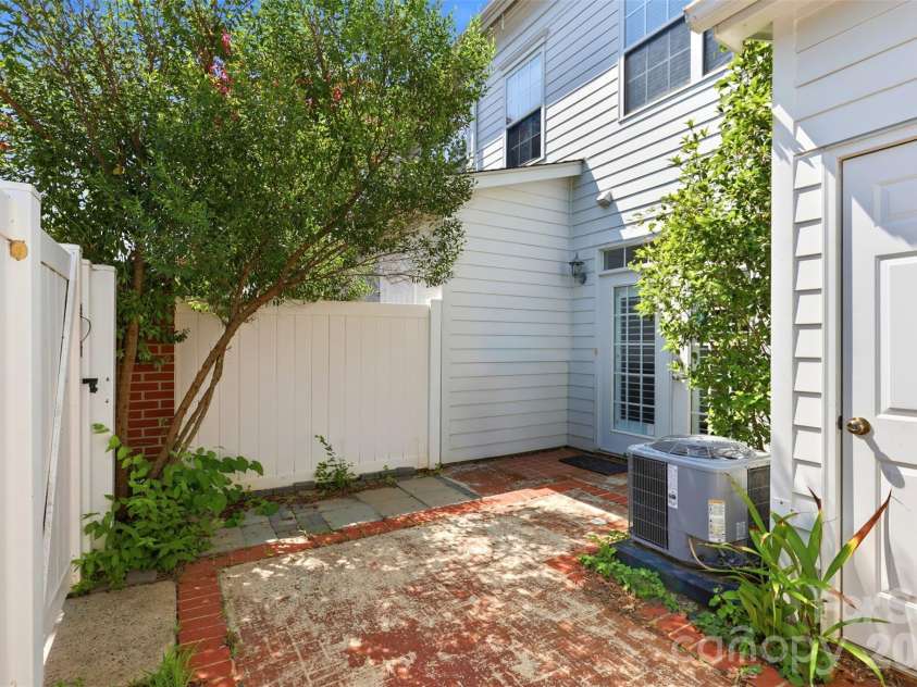 312 Park Square Place, Matthews, NC 28105.  MLS# CAR4407422, YatesRealty ID 39716. 