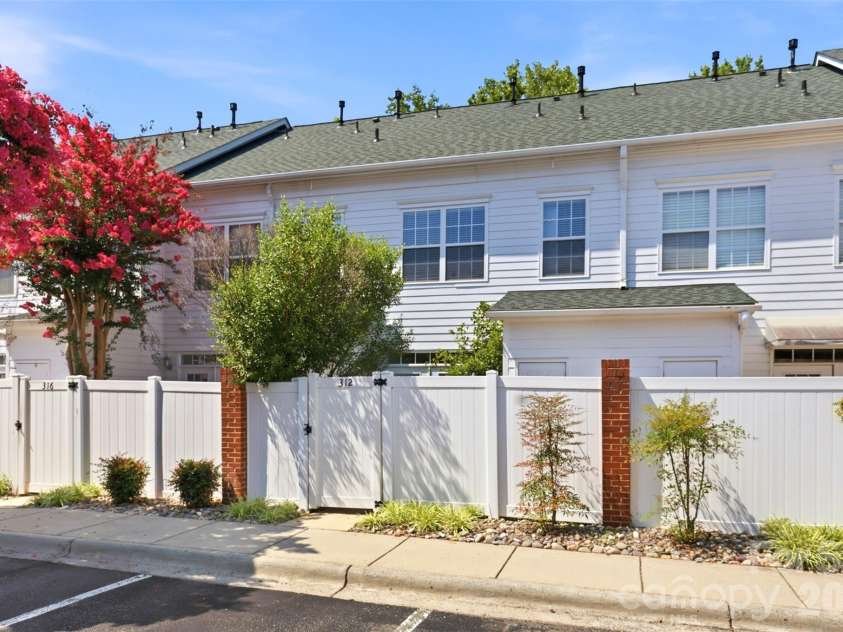 312 Park Square Place, Matthews, NC 28105.  MLS# CAR4407422, YatesRealty ID 39716. 
