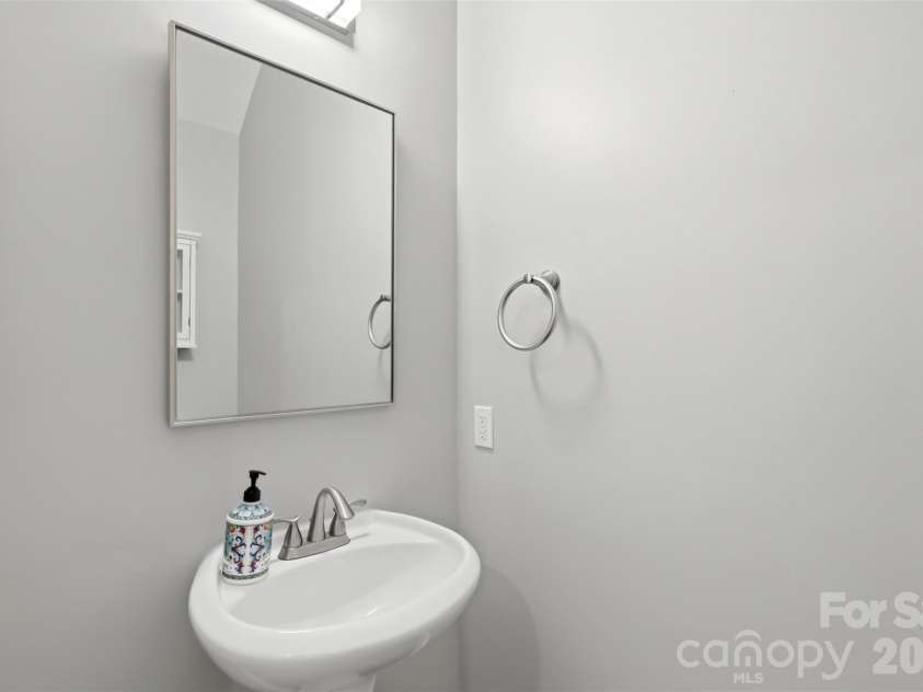 312 Park Square Place, Matthews, NC 28105.  MLS# CAR4407422, YatesRealty ID 39716. Half Bath