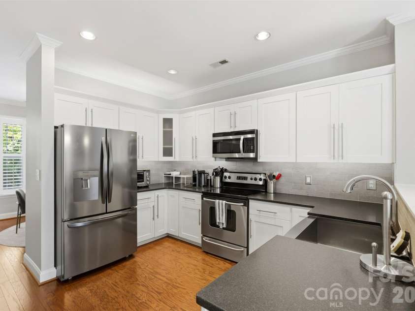 312 Park Square Place, Matthews, NC 28105.  MLS# CAR4407422, YatesRealty ID 39716. Kitchen