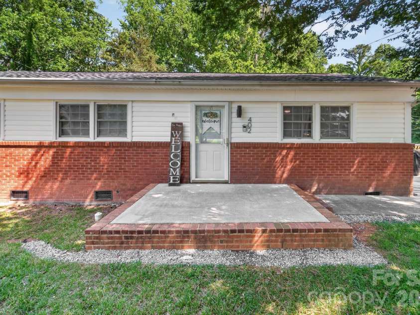 402 Wooddale Drive, Dallas, NC 28034.  MLS# CAR4384732, YatesRealty ID 39718. 