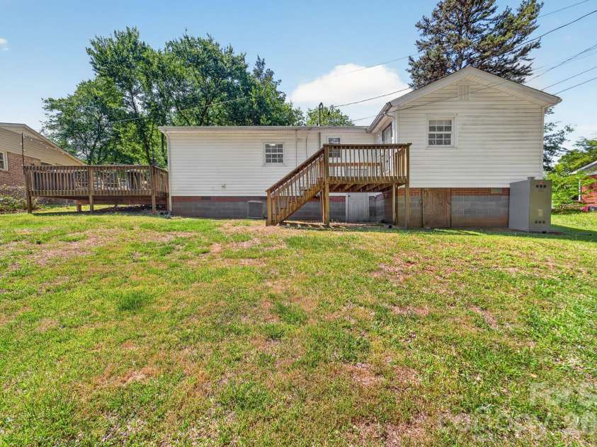 402 Wooddale Drive, Dallas, NC 28034.  MLS# CAR4384732, YatesRealty ID 39718. 