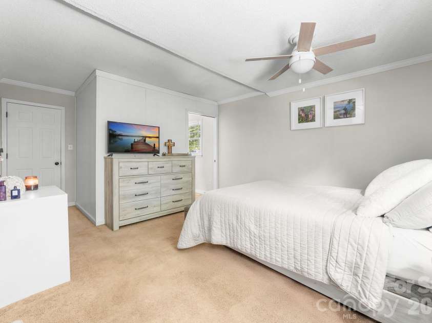 402 Wooddale Drive, Dallas, NC 28034.  MLS# CAR4384732, YatesRealty ID 39718. 