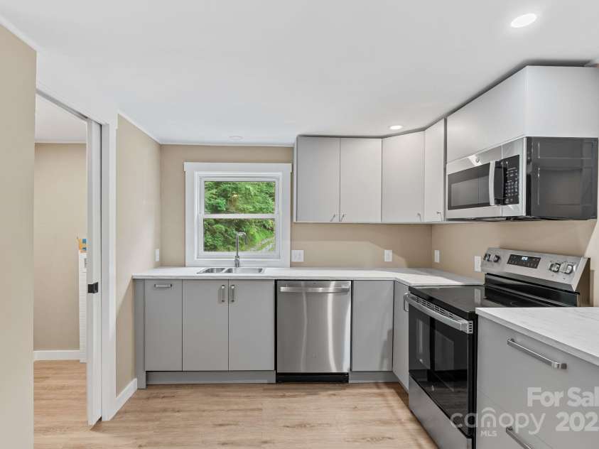 530 Rebel Ridge Road, Marshall, NC 28753.  MLS# CAR4280737, YatesRealty ID 3972. Brand new custom kitchen!