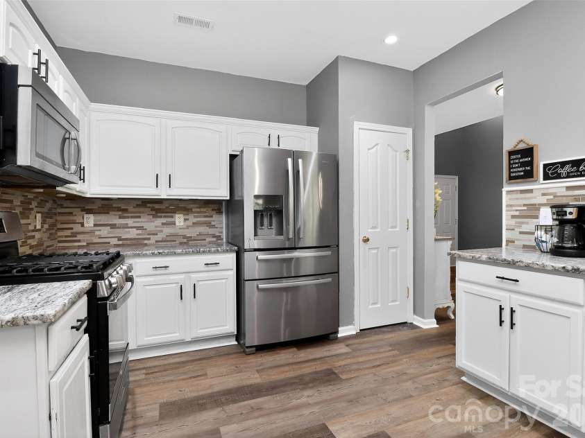 17126 Cambridge Woods Court, Charlotte, NC 28277.  MLS# CAR4390635, YatesRealty ID 39720. 