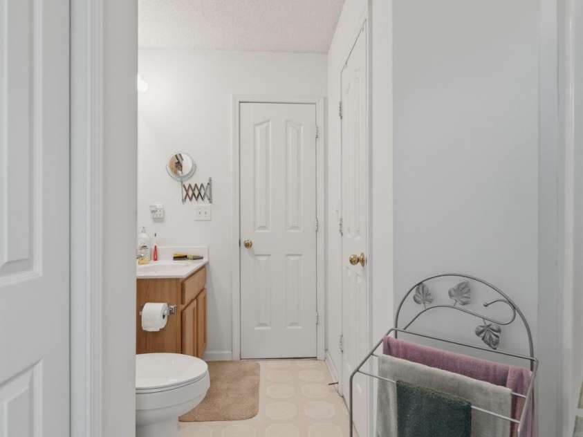 9220 Garnet Field Court, Charlotte, NC 28269.  MLS# CAR4407211, YatesRealty ID 39722. Primary bath