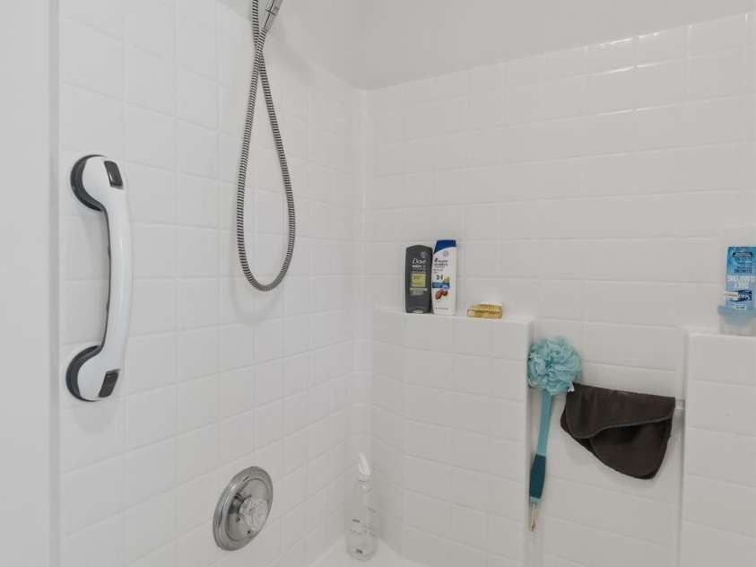 9220 Garnet Field Court, Charlotte, NC 28269.  MLS# CAR4407211, YatesRealty ID 39722. Primary bath