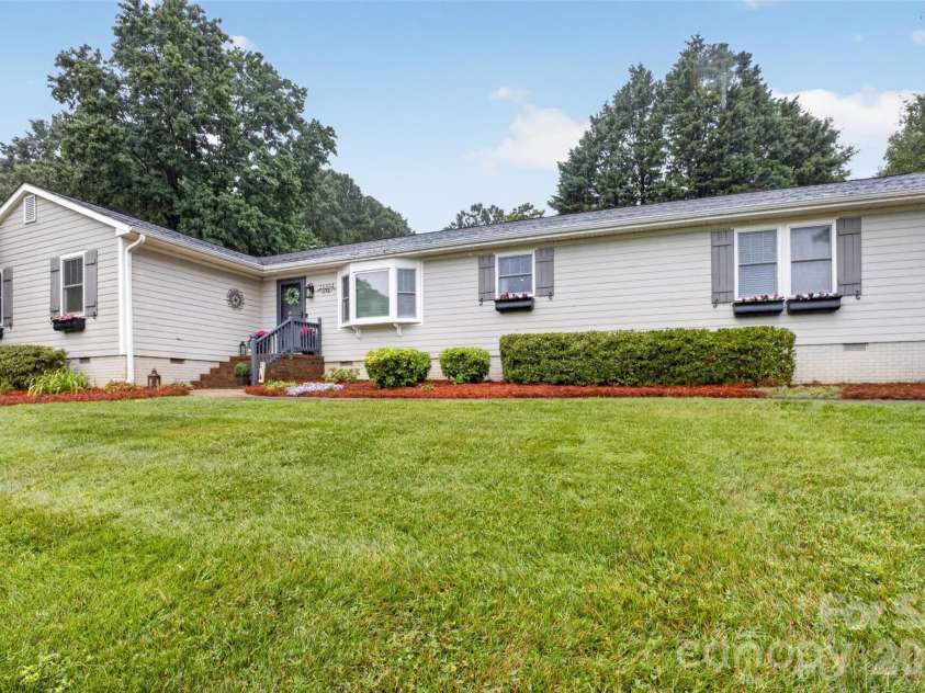 21334 Sandy Cove Road, Cornelius, NC 28031.  MLS# CAR4405688, YatesRealty ID 39729. 