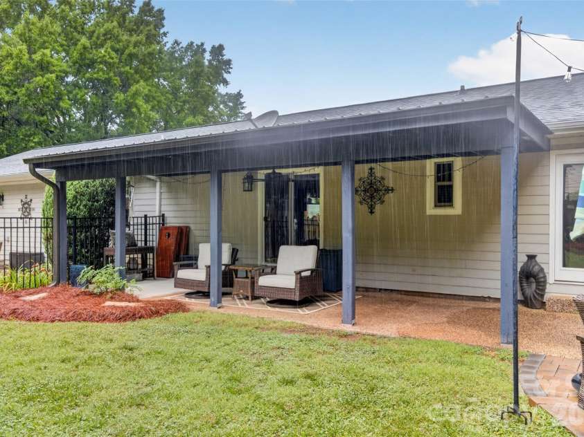 21334 Sandy Cove Road, Cornelius, NC 28031.  MLS# CAR4405688, YatesRealty ID 39729. 