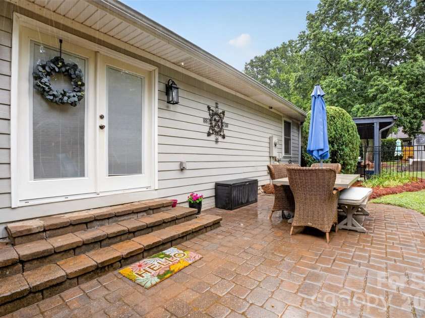 21334 Sandy Cove Road, Cornelius, NC 28031.  MLS# CAR4405688, YatesRealty ID 39729. 