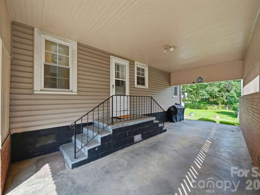 421 Finley Avenue, Lenoir, NC 28645.  MLS# CAR4406579, YatesRealty ID 39730. 