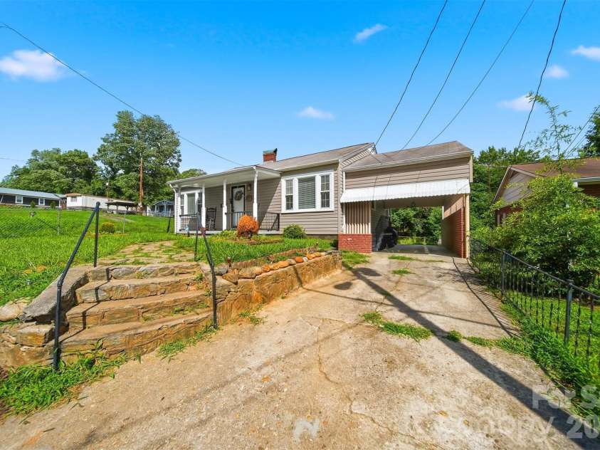421 Finley Avenue, Lenoir, NC 28645.  MLS# CAR4406579, YatesRealty ID 39730. 