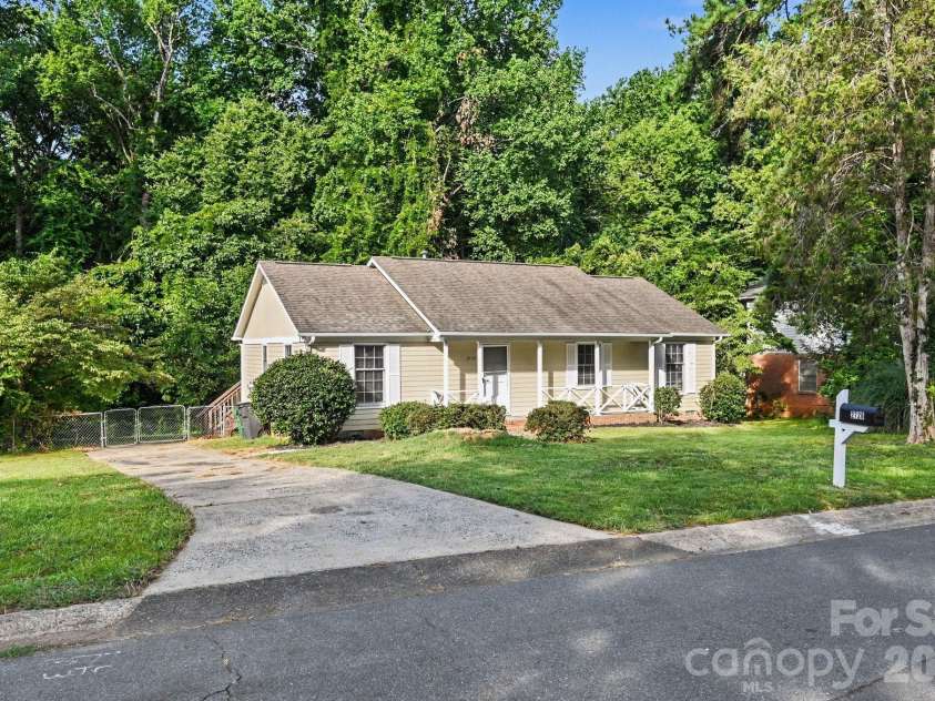 2726 Meadowcliff Drive, Charlotte, NC 28215.  MLS# CAR4406782, YatesRealty ID 39731. 