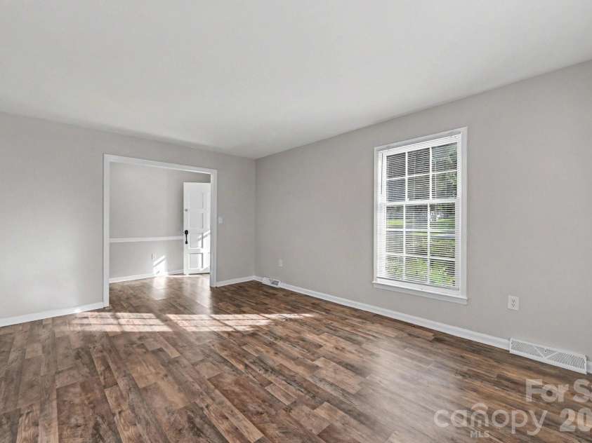 2726 Meadowcliff Drive, Charlotte, NC 28215.  MLS# CAR4406782, YatesRealty ID 39731. 