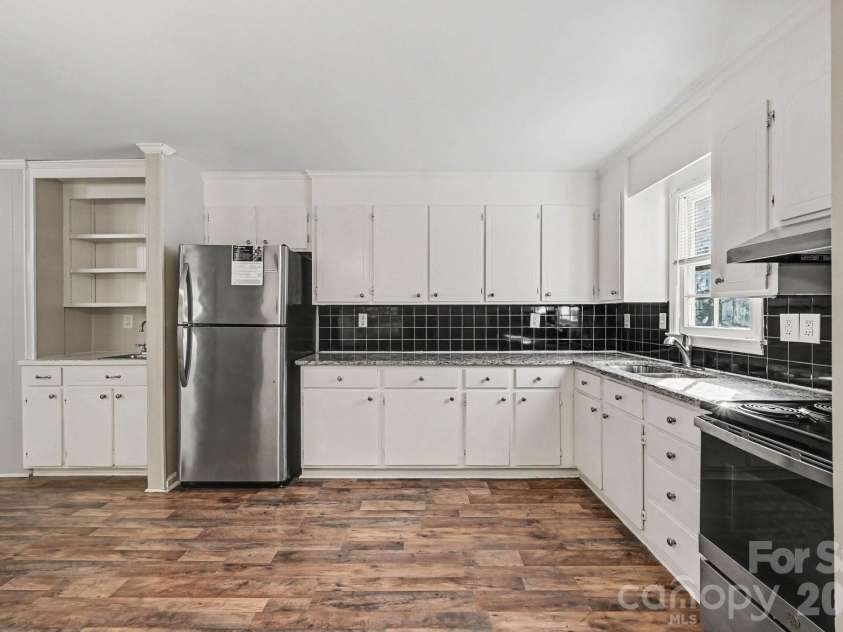 2726 Meadowcliff Drive, Charlotte, NC 28215.  MLS# CAR4406782, YatesRealty ID 39731. 