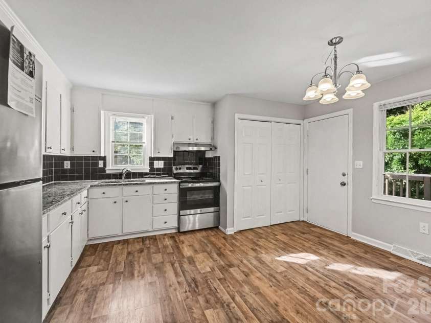 2726 Meadowcliff Drive, Charlotte, NC 28215.  MLS# CAR4406782, YatesRealty ID 39731. 