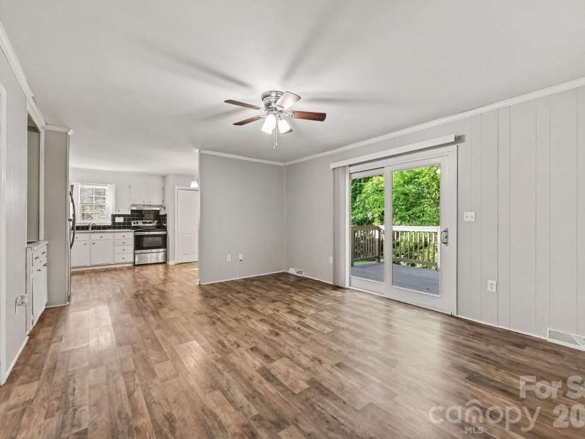 2726 Meadowcliff Drive, Charlotte, NC 28215.  MLS# CAR4406782, YatesRealty ID 39731. 