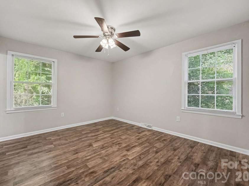 2726 Meadowcliff Drive, Charlotte, NC 28215.  MLS# CAR4406782, YatesRealty ID 39731. 