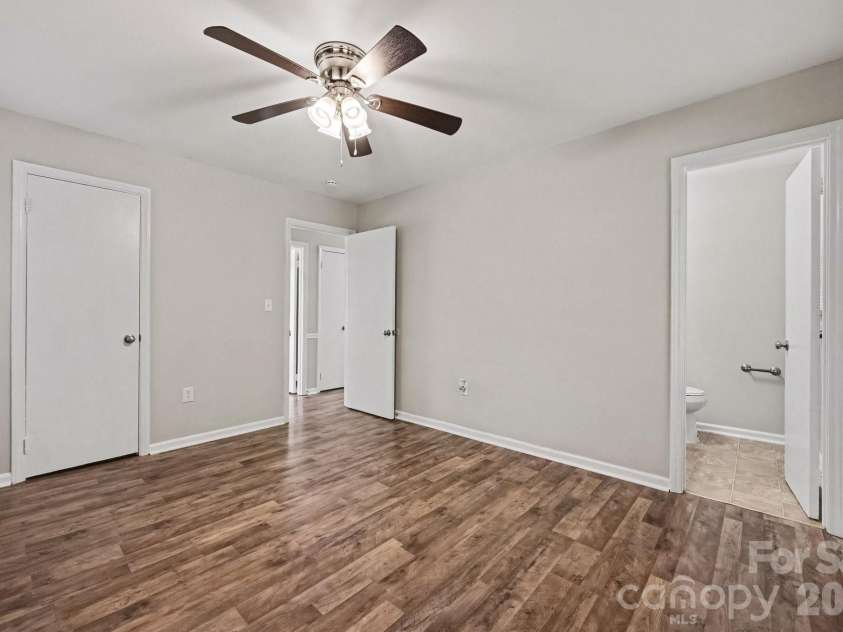 2726 Meadowcliff Drive, Charlotte, NC 28215.  MLS# CAR4406782, YatesRealty ID 39731. 