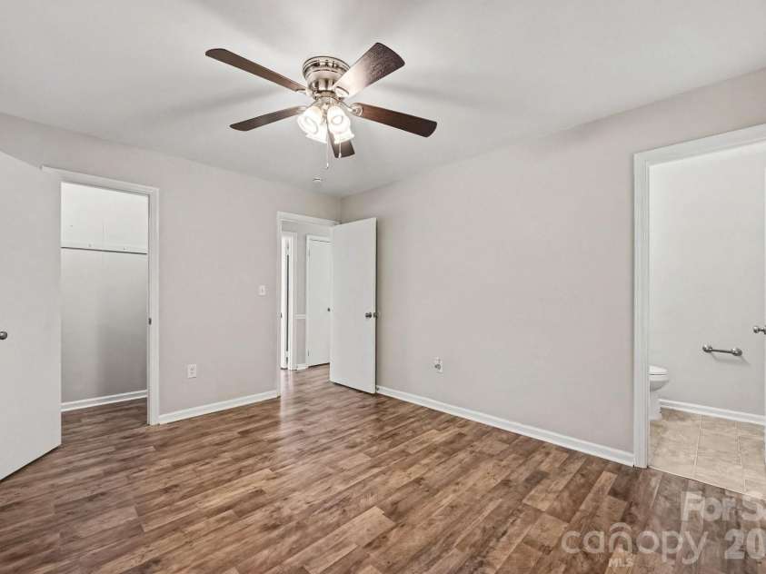 2726 Meadowcliff Drive, Charlotte, NC 28215.  MLS# CAR4406782, YatesRealty ID 39731. 