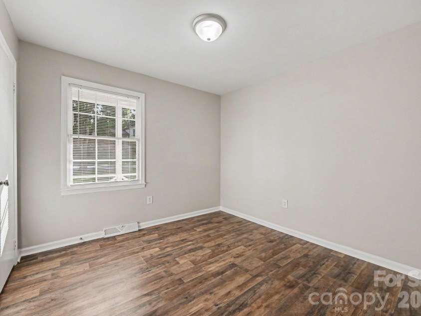 2726 Meadowcliff Drive, Charlotte, NC 28215.  MLS# CAR4406782, YatesRealty ID 39731. 