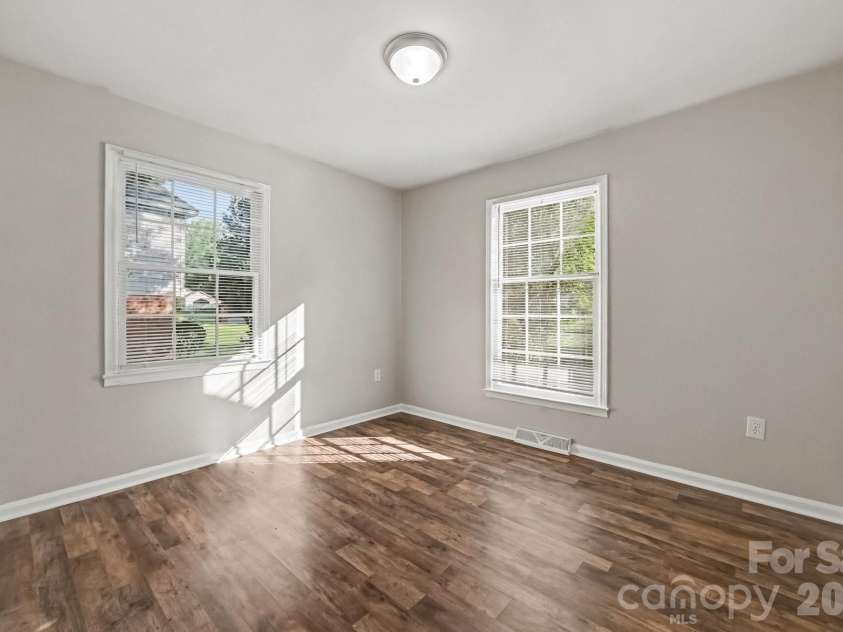2726 Meadowcliff Drive, Charlotte, NC 28215.  MLS# CAR4406782, YatesRealty ID 39731. 