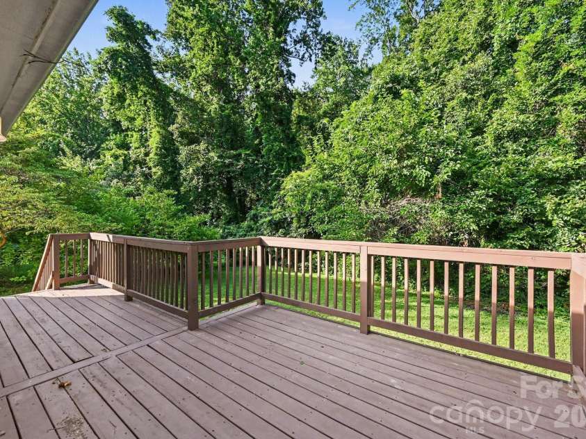2726 Meadowcliff Drive, Charlotte, NC 28215.  MLS# CAR4406782, YatesRealty ID 39731. 