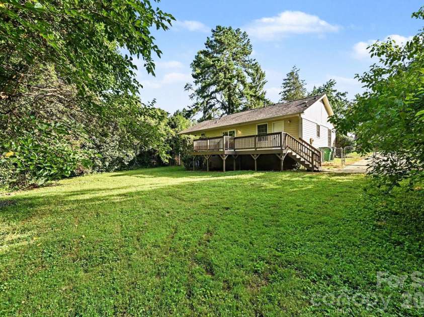 2726 Meadowcliff Drive, Charlotte, NC 28215.  MLS# CAR4406782, YatesRealty ID 39731. 