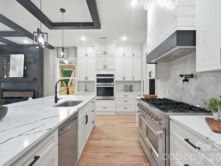 1106 Brookhurst Drive, Charlotte, NC 28205.  MLS# CAR4399535, YatesRealty ID 39732. 