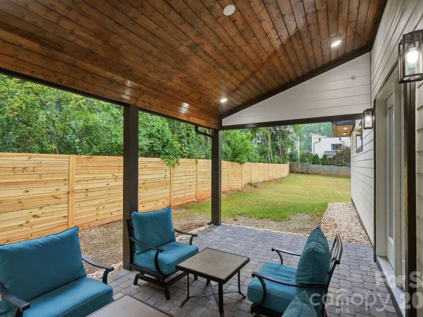 1106 Brookhurst Drive, Charlotte, NC 28205.  MLS# CAR4399535, YatesRealty ID 39732. 