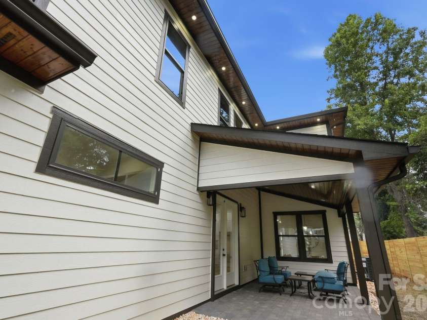 1106 Brookhurst Drive, Charlotte, NC 28205.  MLS# CAR4399535, YatesRealty ID 39732. 