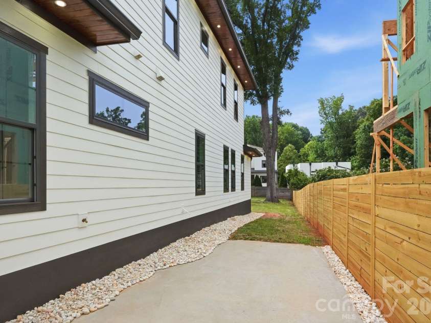 1106 Brookhurst Drive, Charlotte, NC 28205.  MLS# CAR4399535, YatesRealty ID 39732. 