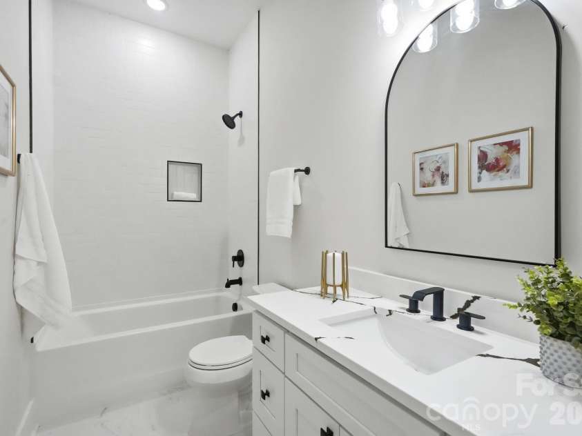 1106 Brookhurst Drive, Charlotte, NC 28205.  MLS# CAR4399535, YatesRealty ID 39732. Full Bathroom