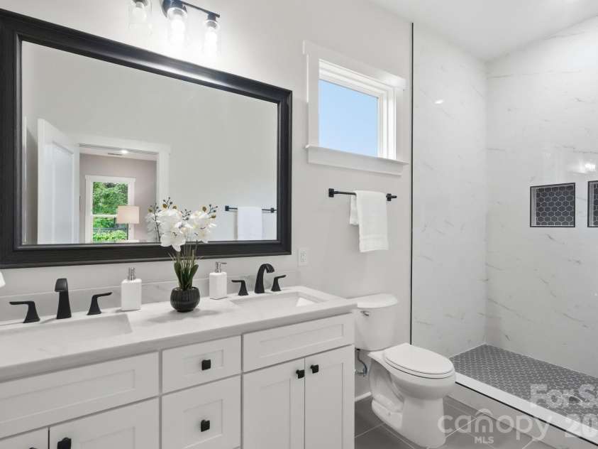 1106 Brookhurst Drive, Charlotte, NC 28205.  MLS# CAR4399535, YatesRealty ID 39732. Full bathroom