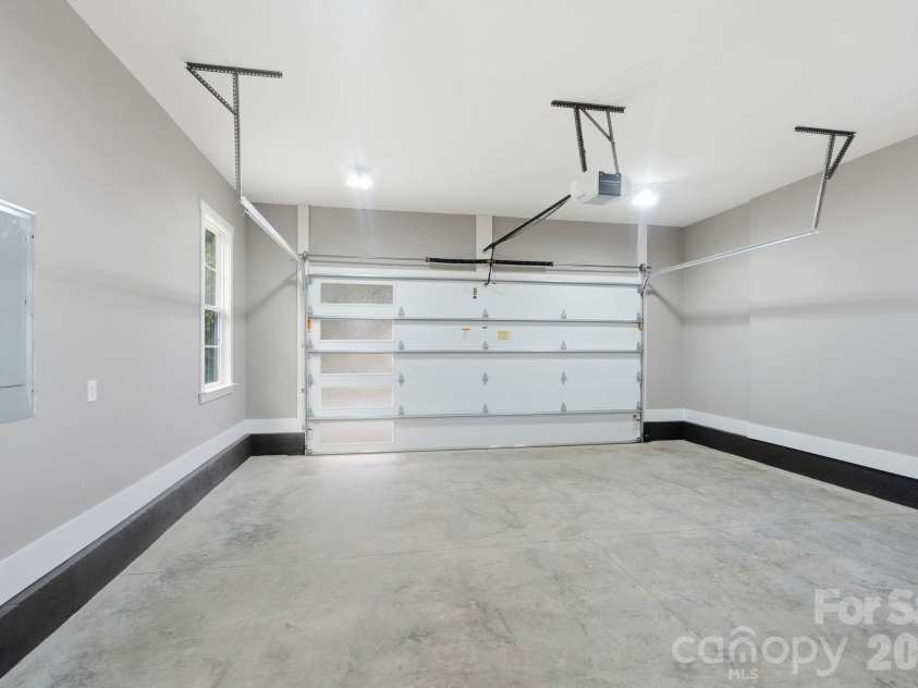 1106 Brookhurst Drive, Charlotte, NC 28205.  MLS# CAR4399535, YatesRealty ID 39732. Garage