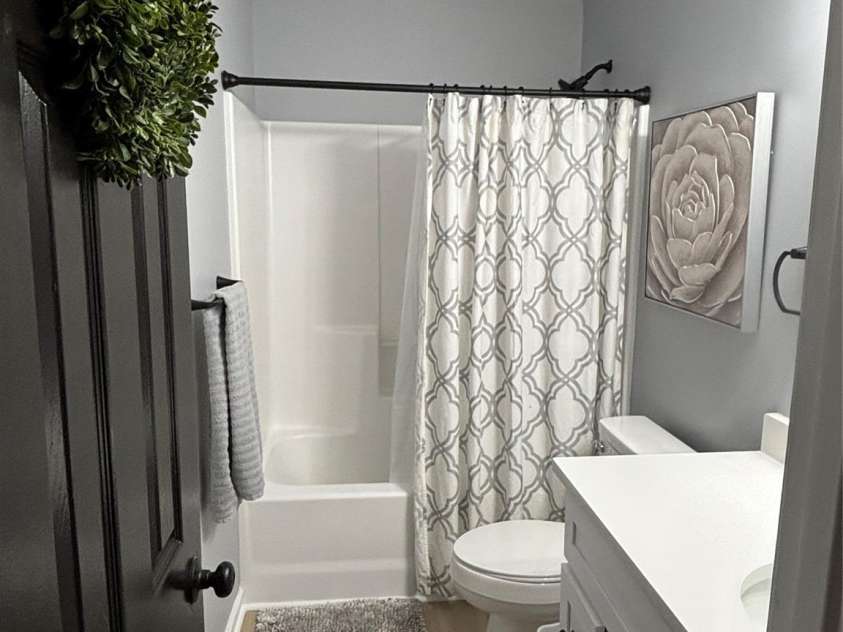 4804 College Road, Wilmington, NC 28412.  MLS# CAR4407464, YatesRealty ID 39733. Main floor Full Bathroom