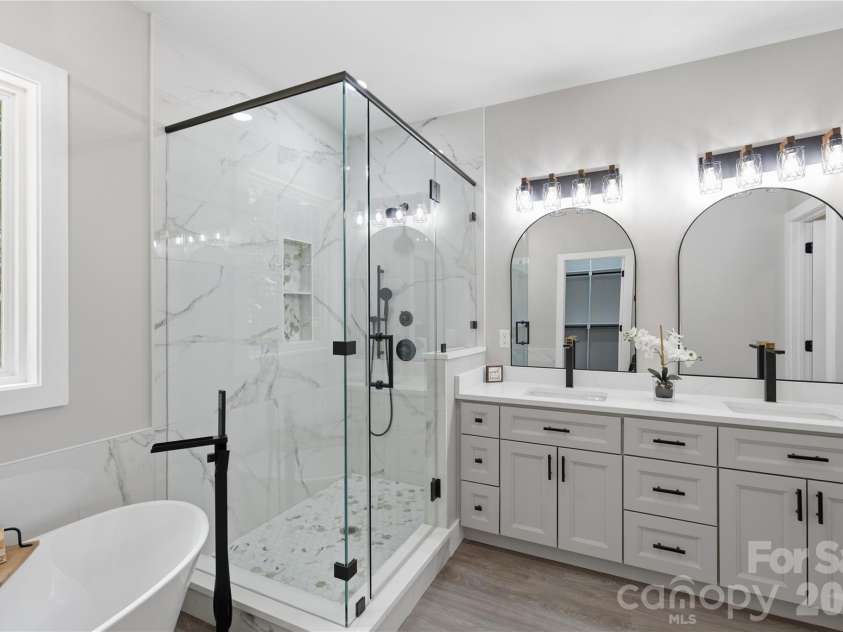 1851 Oleander Drive, Conover, NC 28613.  MLS# CAR4406887, YatesRealty ID 39734. Primary Bath