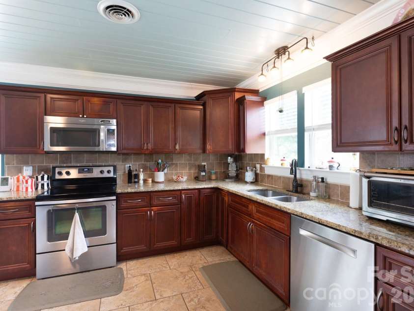 4031 Langhorne Avenue, Charlotte, NC 28205.  MLS# CAR4407418, YatesRealty ID 39736. 