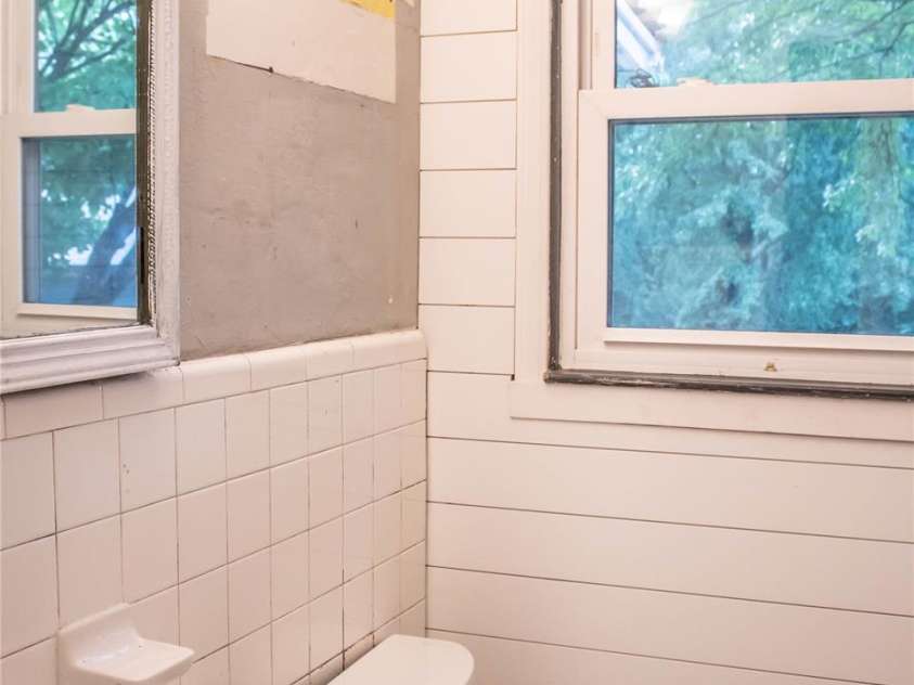 3413 1st Avenue Circle, Hickory, NC 28601.  MLS# CAR4406129, YatesRealty ID 39739. Full Bathroom