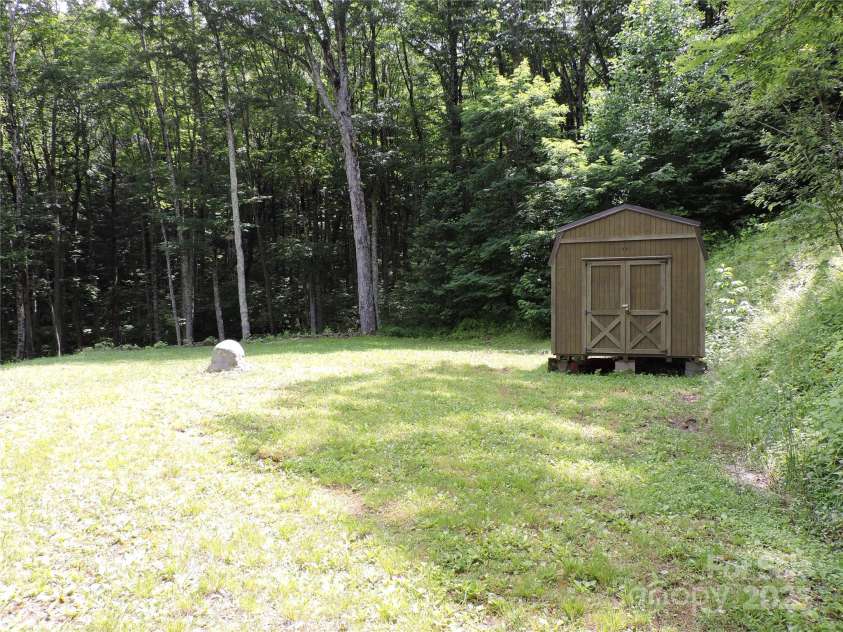 103 Chucks Lane, Bakersville, NC 28705.  MLS# CAR4281725, YatesRealty ID 3974. 