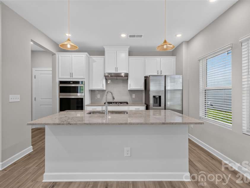 13222 Kenworth Road, Charlotte, NC 28278.  MLS# CAR4407119, YatesRealty ID 39740. Chef's Kitchen